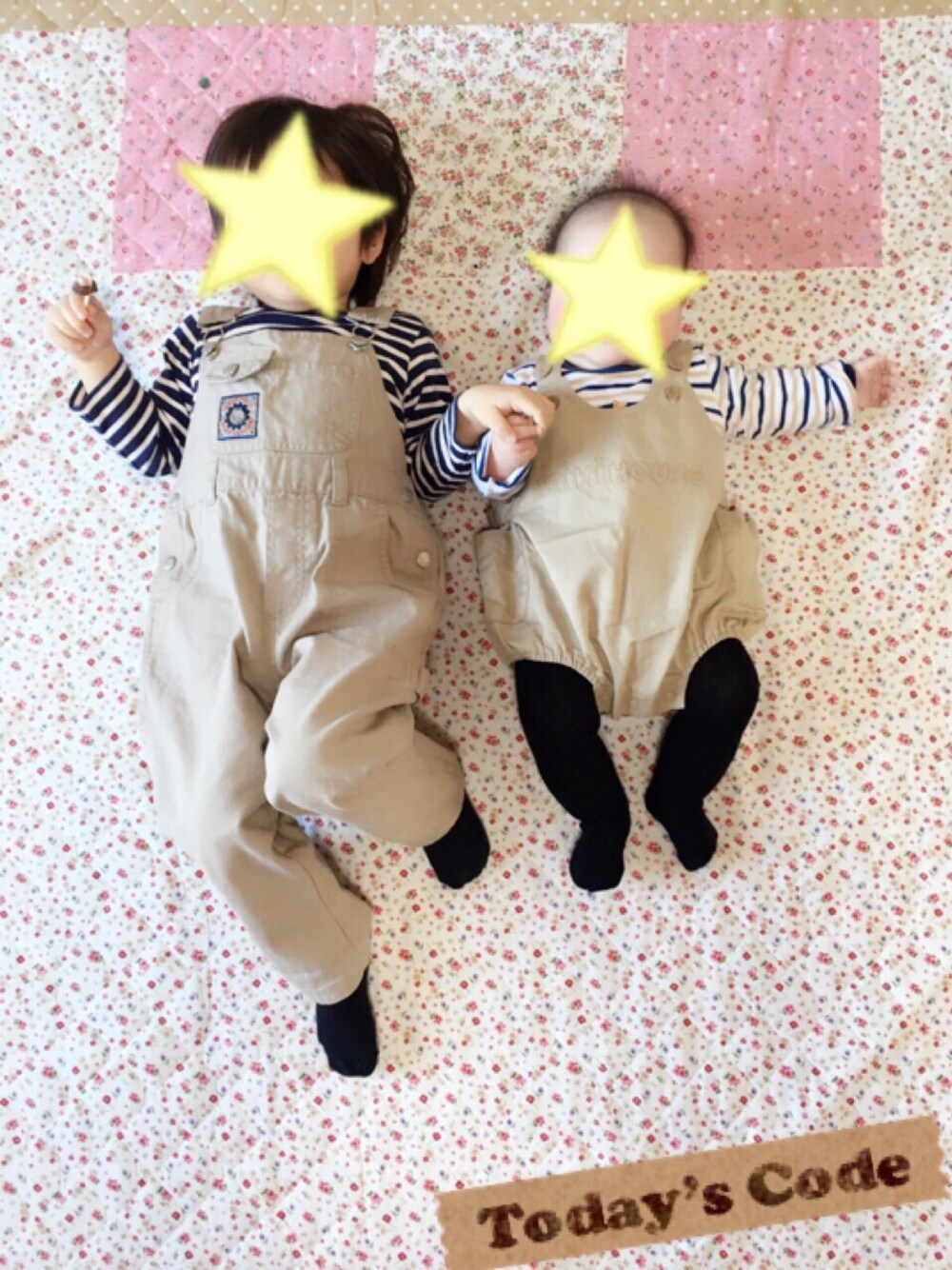 ブルー系のTシャツ/カットソー、ベージュ系のサロペット/オーバーオール、ホワイト系のTシャツ/カットソーを着用したキッズの冬コーディネートの1枚目の写真