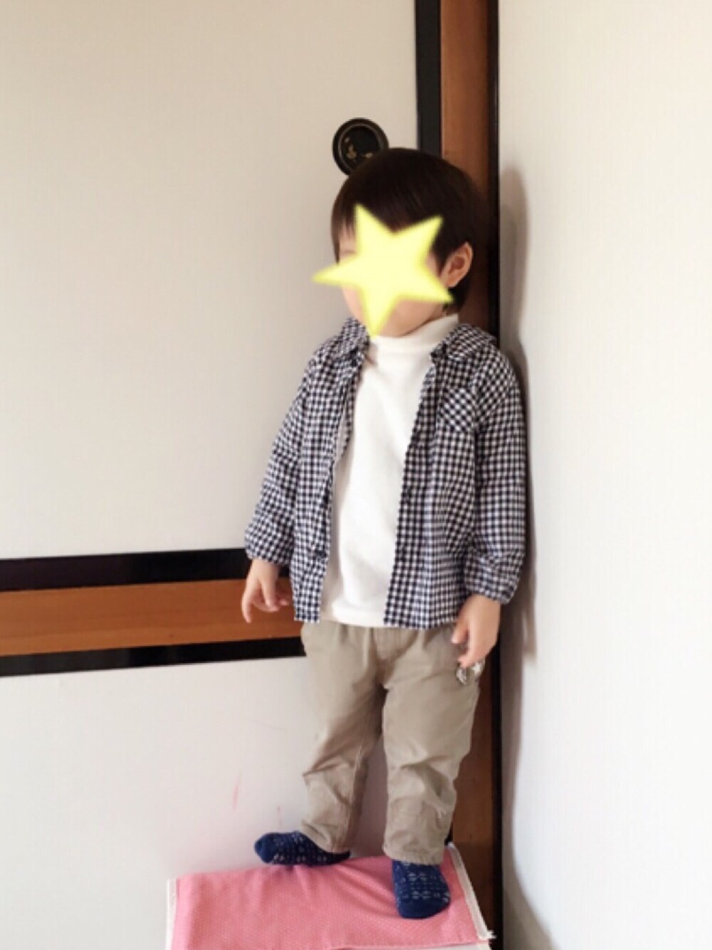 ブラック系のシャツ/ブラウス、ホワイト系のトップス、ベージュ系のチノパンツを着用したキッズの冬コーディネートの1枚目の写真