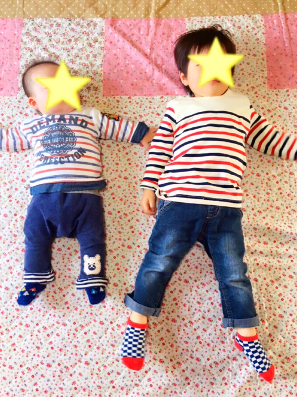 ホワイト系のTシャツ/カットソー、ブルー系のその他パンツ、ホワイト系のTシャツ/カットソーを着用したキッズの春コーディネートの1枚目の写真