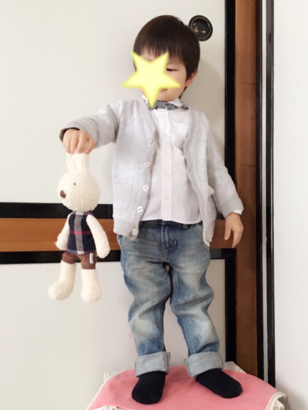 ホワイト系のシャツ/ブラウス、ブルー系のデニムパンツ、グレー系のカーディガン/ボレロを着用したキッズの春コーディネートの1枚目の写真