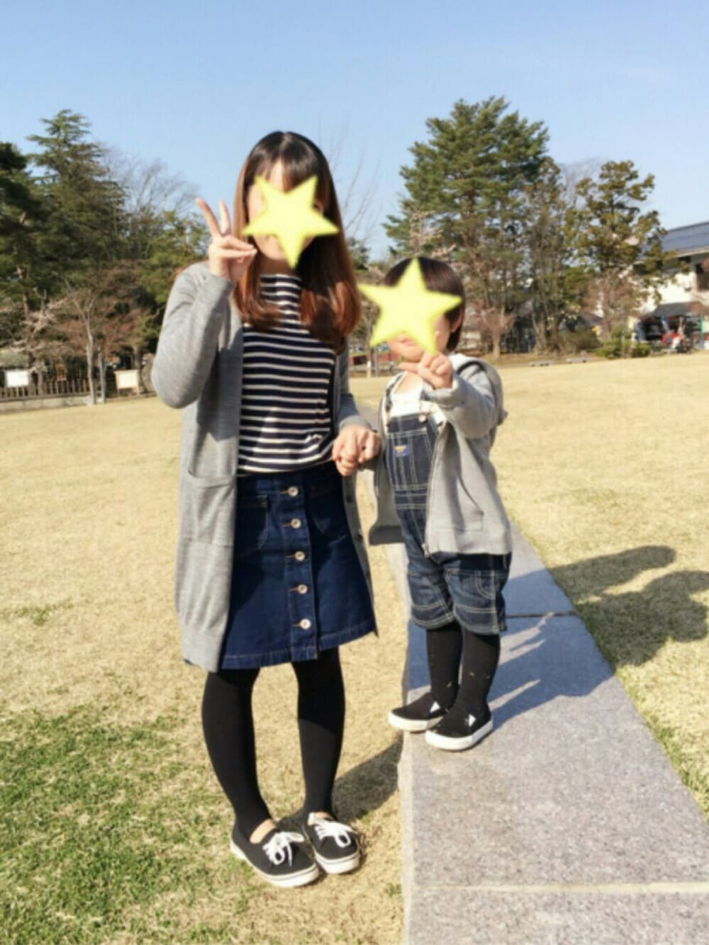 ブルー系のTシャツ/カットソー、グレー系のカーディガン/ボレロ、ブルー系のデニムスカートを着用したキッズの春コーディネートの1枚目の写真