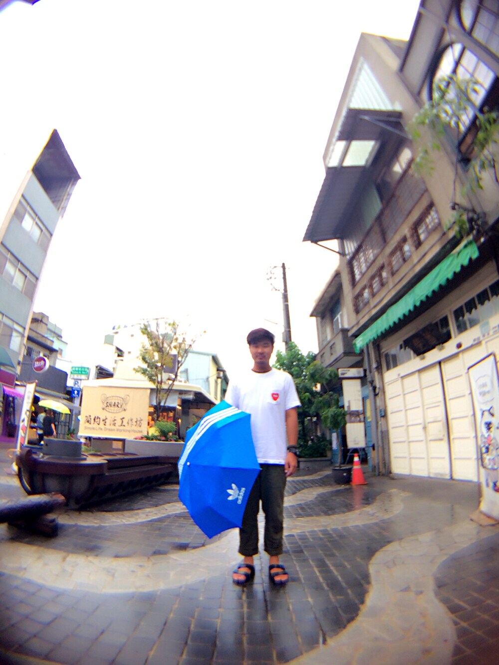 「Tainan」｜「UNIQLOのアイテム（Tシャツ/カットソー、ホワイト系）」を使った、凱凱さん（メンズ・175cm）の夏コーディネートの1枚目の写真
