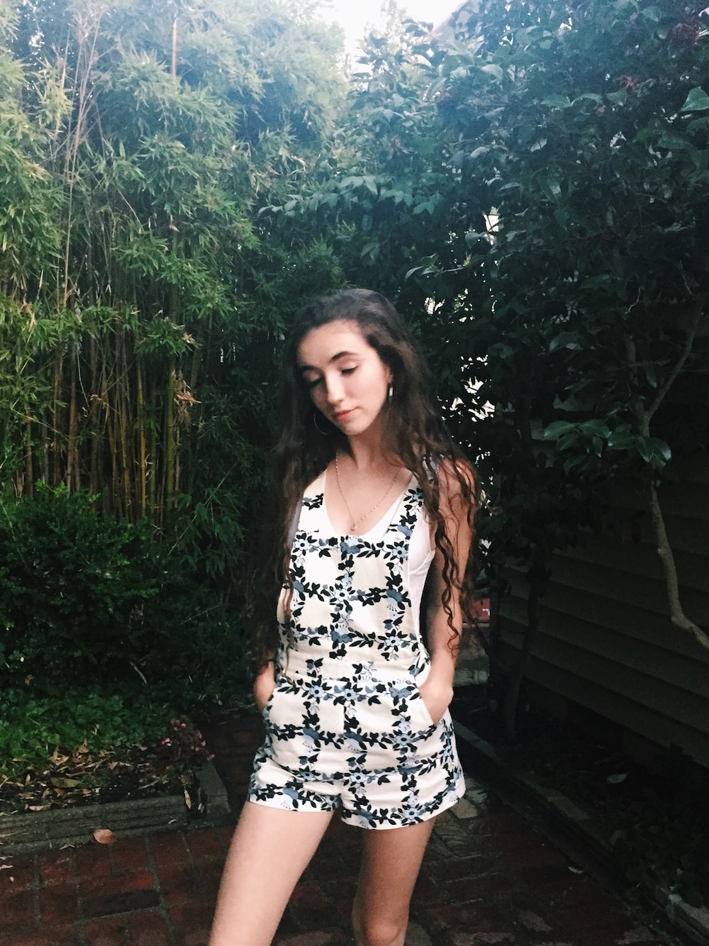 「rompers_wmag、floral、TOPSHOP」｜「TOPSHOPのアイテム（つなぎ/オールインワン、その他）」を使った、Grace Schimmelさん（レディース・165cm）の夏コーディネートの1枚目の写真