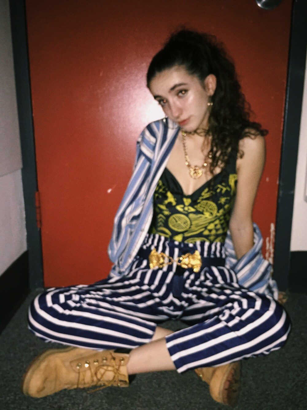 「stripes_vogue、stripes、gold、Timberland」｜「ZARAのアイテム（その他パンツ、ブルー系）」を使った、Grace Schimmelさん（レディース・165cm）の秋コーディネートの1枚目の写真