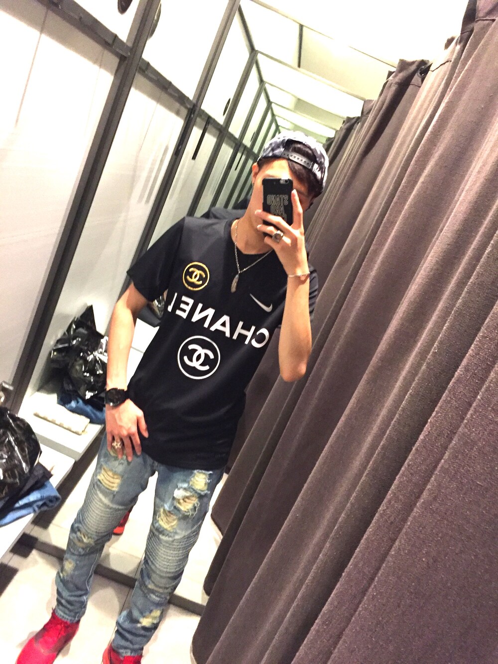 ブラック系のTシャツ/カットソー、その他のデニムパンツ、レッド系のスニーカーを着用したメンズの夏コーディネートの1枚目の写真