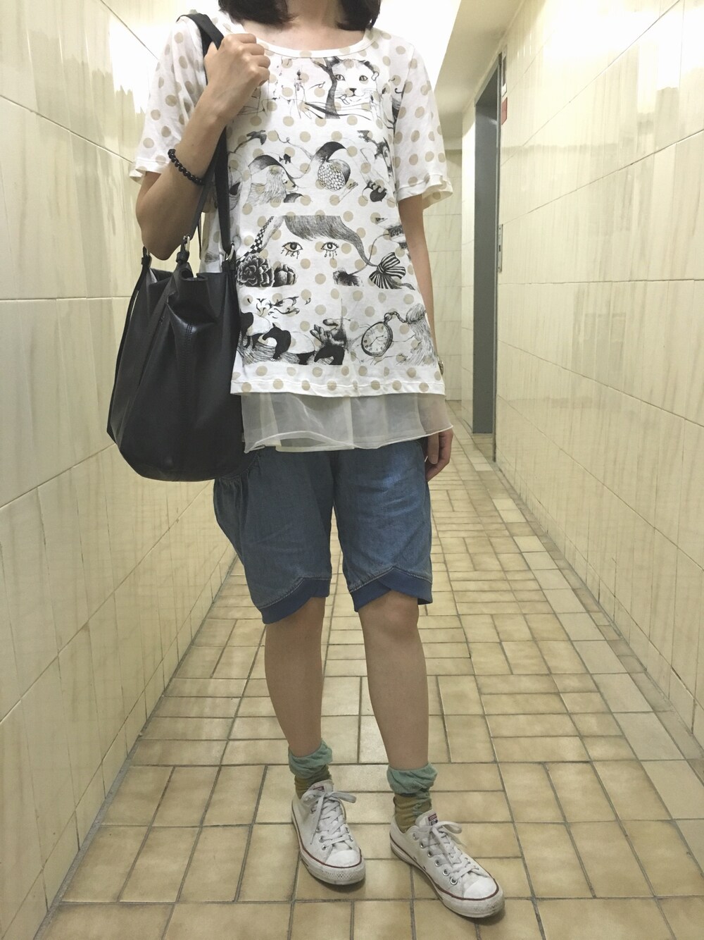 ベージュ系のシャツ/ブラウス、ベージュ系のキャミソール、ブラック系のクラッチバッグを着用したレディースの夏コーディネートの1枚目の写真