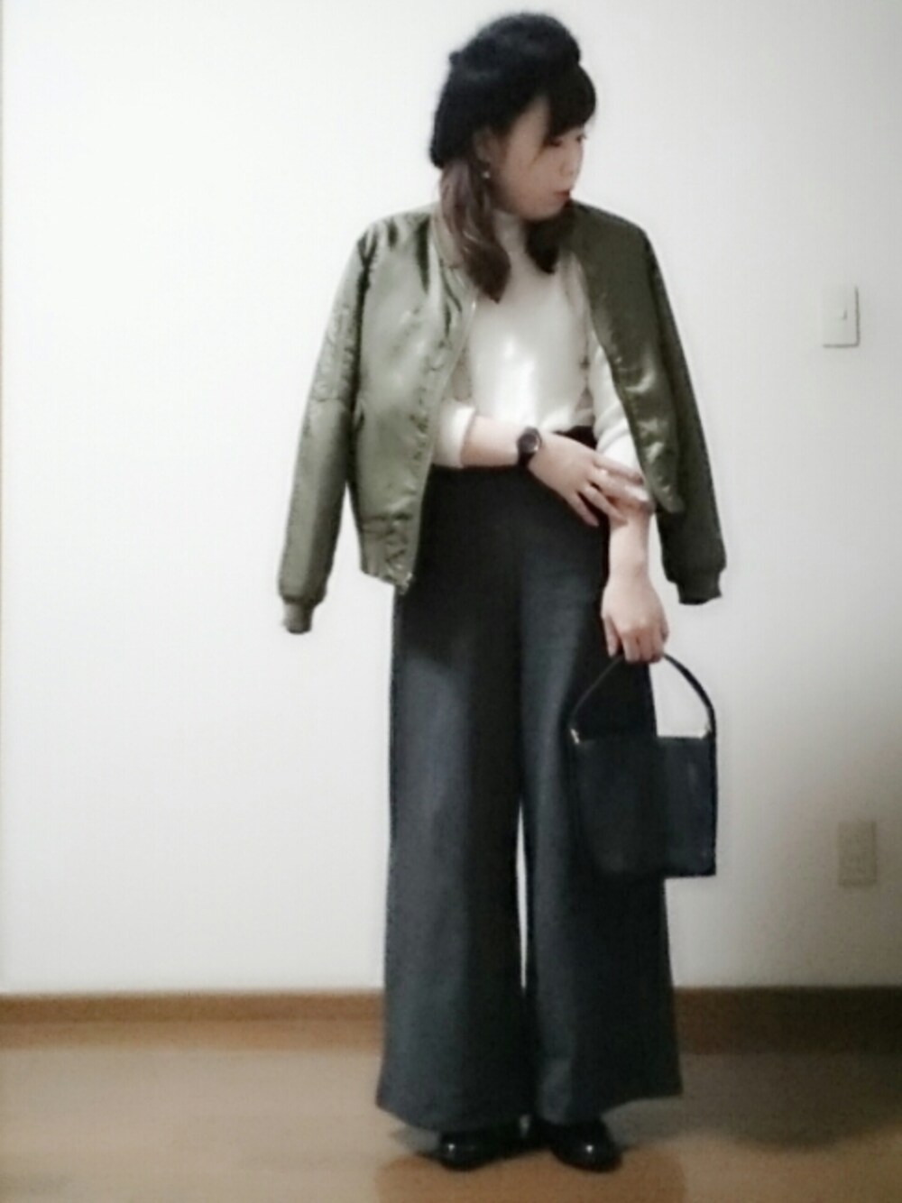 ブラック系のドレスシューズ、グリーン系のブルゾン、グレー系のパンツを着用したレディースの秋コーディネートの1枚目の写真