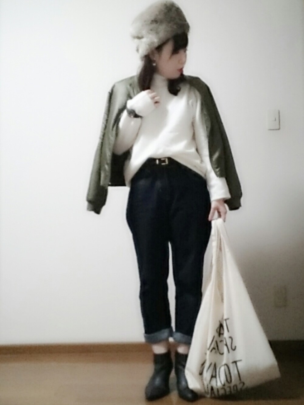 グリーン系のブルゾン、ホワイト系のエコバッグ/サブバッグ、ブラック系のアナログ腕時計を着用したレディースの秋コーディネートの1枚目の写真