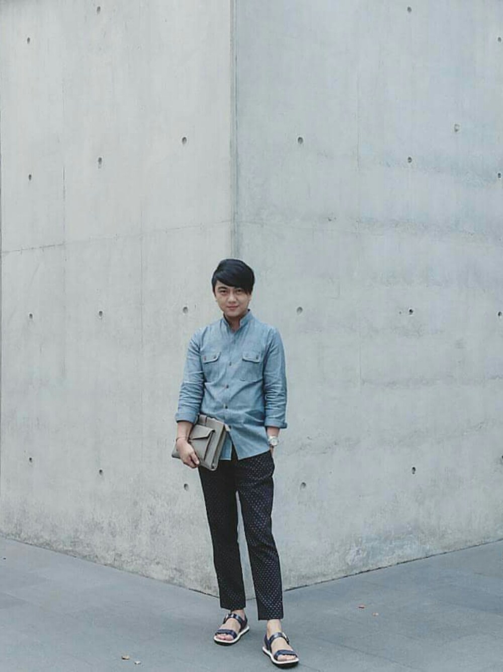 「ZaloraxWear、ZALORAxWEARstylesquad」｜「H&Mのアイテム（その他パンツ、ブルー系）」を使った、S H E R N A Nさん（メンズ・165cm）の春コーディネートの1枚目の写真