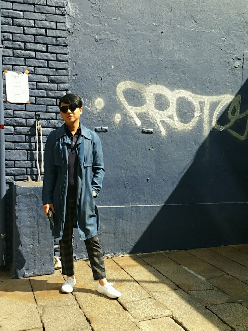 「ZALORAxWEARstylesquad、ZaloraxWear、trench coat、denim、sneakers」｜「SUPERGAのアイテム（スニーカー、ホワイト系）」を使った、S H E R N A Nさん（メンズ・165cm）の春コーディネートの1枚目の写真