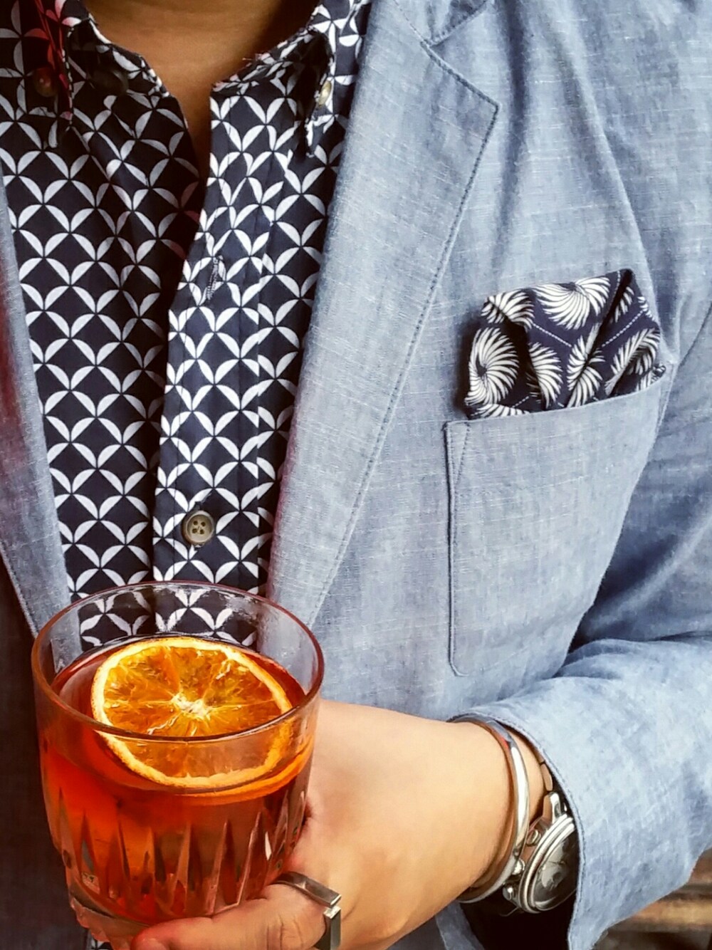 「Prints、pattern、ZaloraxWear、ZALORAxWEARstylesquad」｜「H&Mのアイテム（スーツジャケット、ブルー系）」を使った、S H E R N A Nさん（メンズ・165cm）の夏コーディネートの1枚目の写真