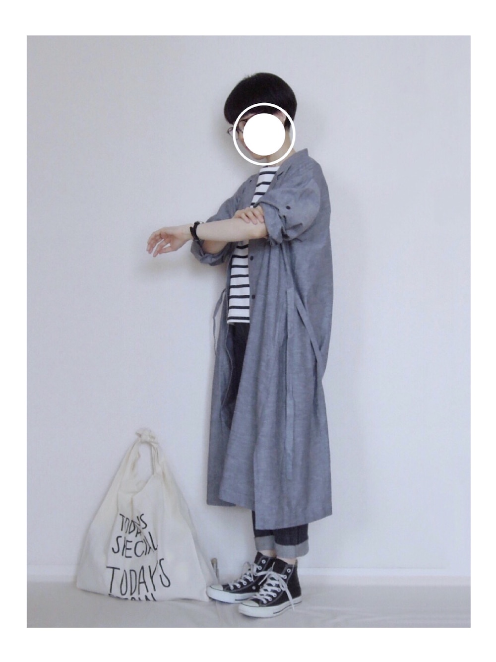 ホワイト系のエコバッグ/サブバッグ、ブルー系のデニムパンツを着用したレディースの秋コーディネートの1枚目の写真