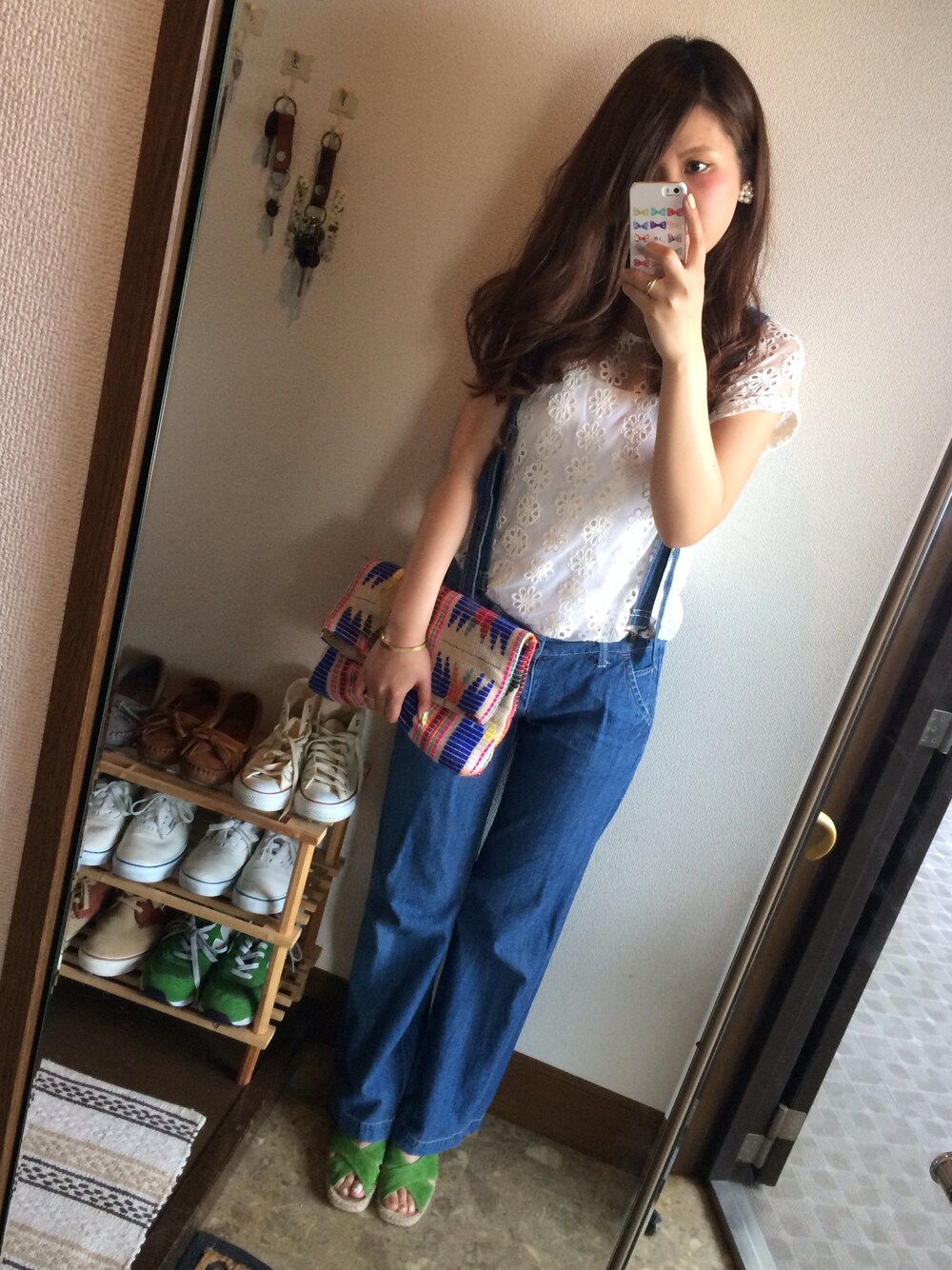 グリーン系のサンダル、ブルー系のクラッチバッグ、ホワイト系のその他トップスを着用したレディースの夏コーディネートの1枚目の写真