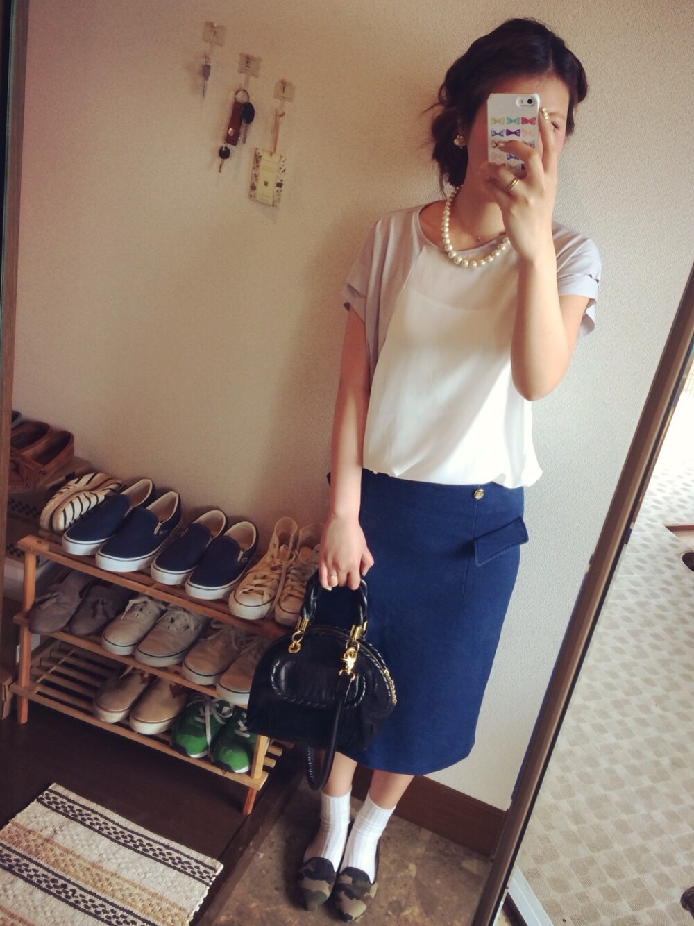 グリーン系のバレエシューズ、ブラック系のボストンバッグ、ホワイト系のネックレスを着用したレディースの夏コーディネートの1枚目の写真