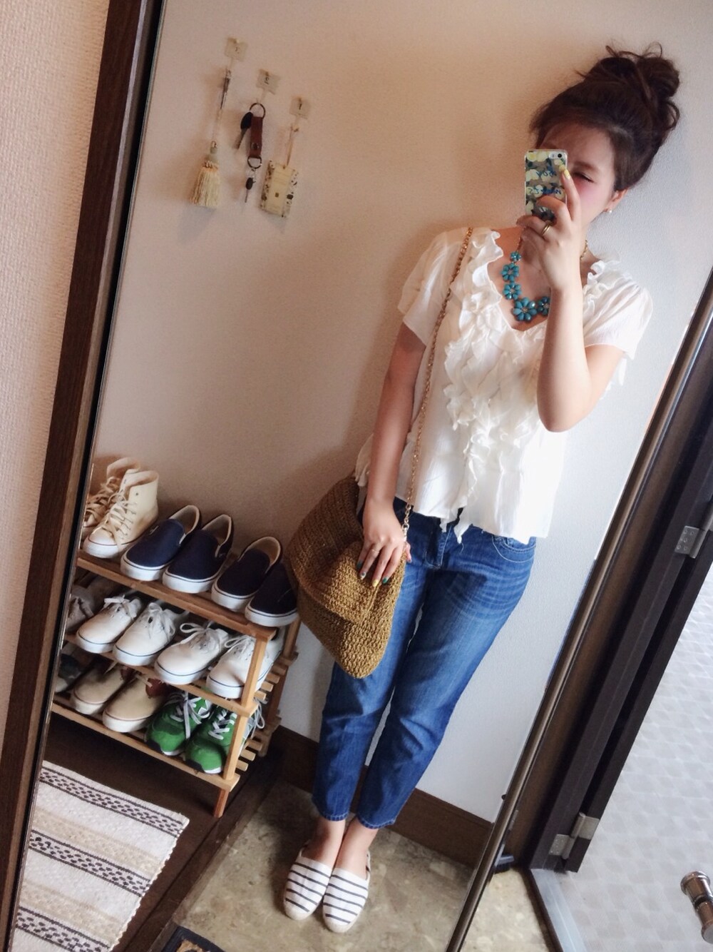 ホワイト系のその他シューズ、イエロー系のショルダーバッグ、その他のその他を着用したレディースの夏コーディネートの1枚目の写真