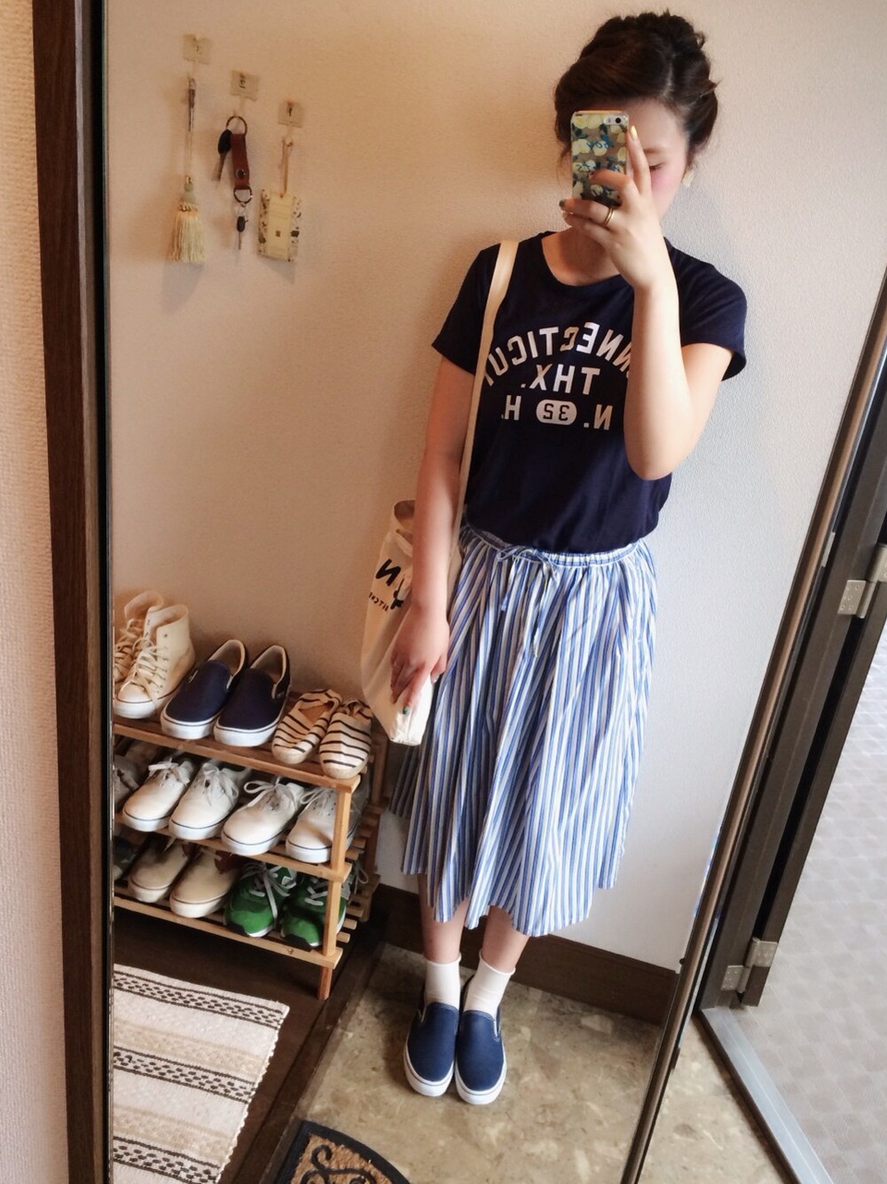 ブルー系のTシャツ/カットソー、ブルー系のスカート、ブルー系のスニーカーを着用したレディースの夏コーディネートの1枚目の写真