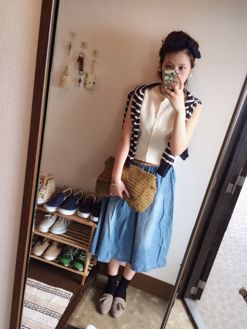 イエロー系のショルダーバッグ、ベージュ系のニット/セーター、ベージュ系のその他シューズを着用したレディースの夏コーディネートの1枚目の写真