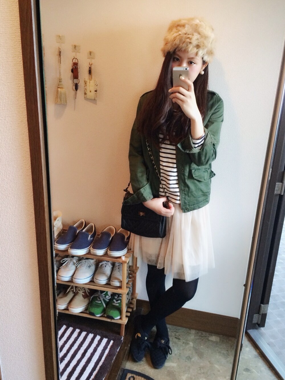 ブラック系のスニーカーを着用したレディースの秋コーディネートの1枚目の写真