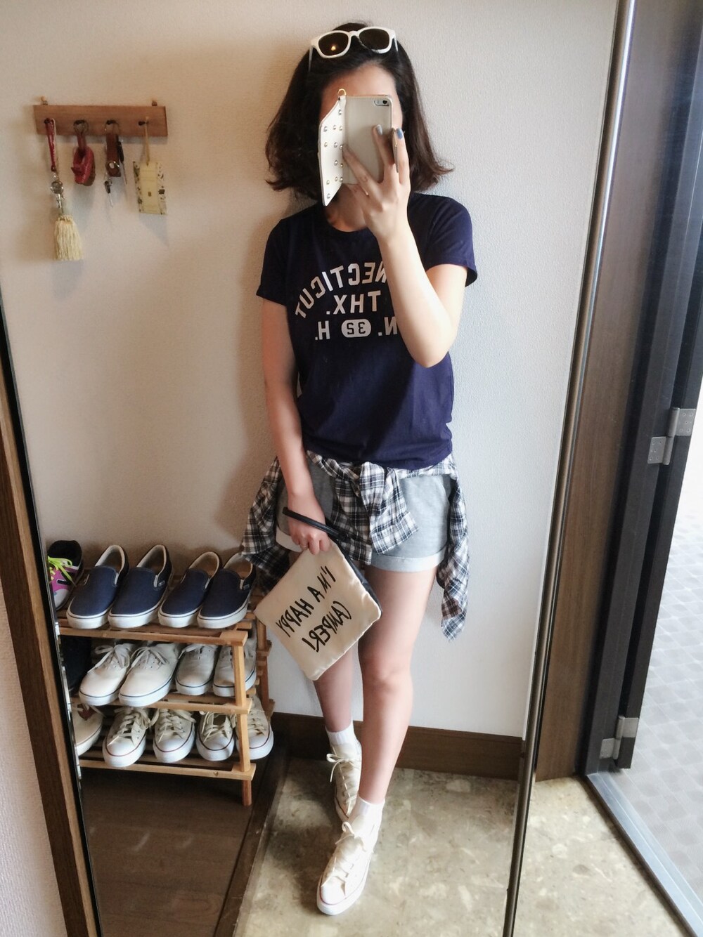 ブルー系のTシャツ/カットソー、グレー系のその他パンツ、ホワイト系のスニーカーを着用したレディースの夏コーディネートの1枚目の写真