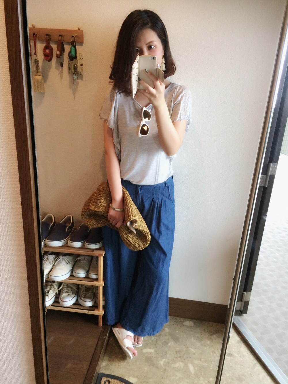 グレー系のTシャツ/カットソー、イエロー系のショルダーバッグ、ホワイト系のサンダルを着用したレディースの夏コーディネートの1枚目の写真