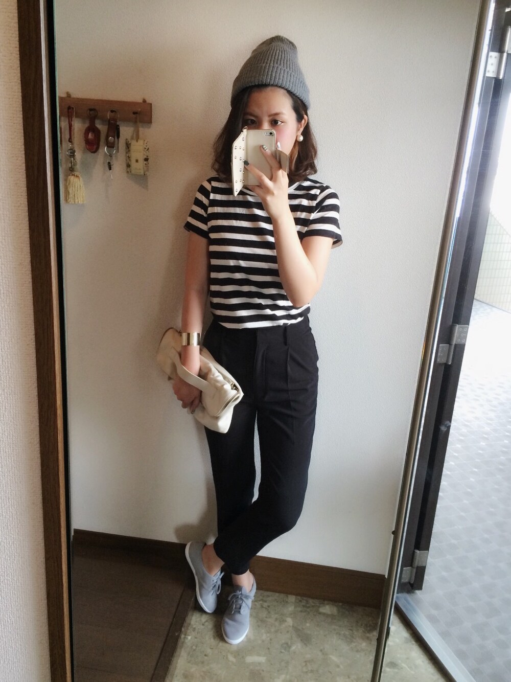 ブラック系のその他パンツ、グレー系のスニーカー、ホワイト系のショルダーバッグを着用したレディースの夏コーディネートの1枚目の写真