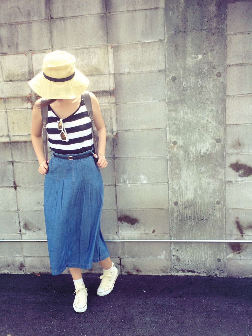 ホワイト系のスニーカー、ブラック系のバックパック/リュック、イエロー系のその他を着用したレディースの夏コーディネートの1枚目の写真