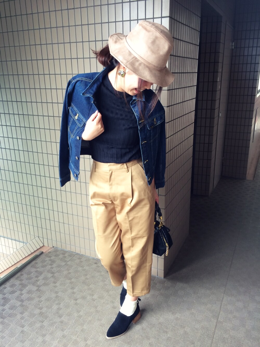 ブラック系のスリッポン、ベージュ系のその他パンツ、ブルー系のデニムジャケットを着用したレディースの夏コーディネートの1枚目の写真