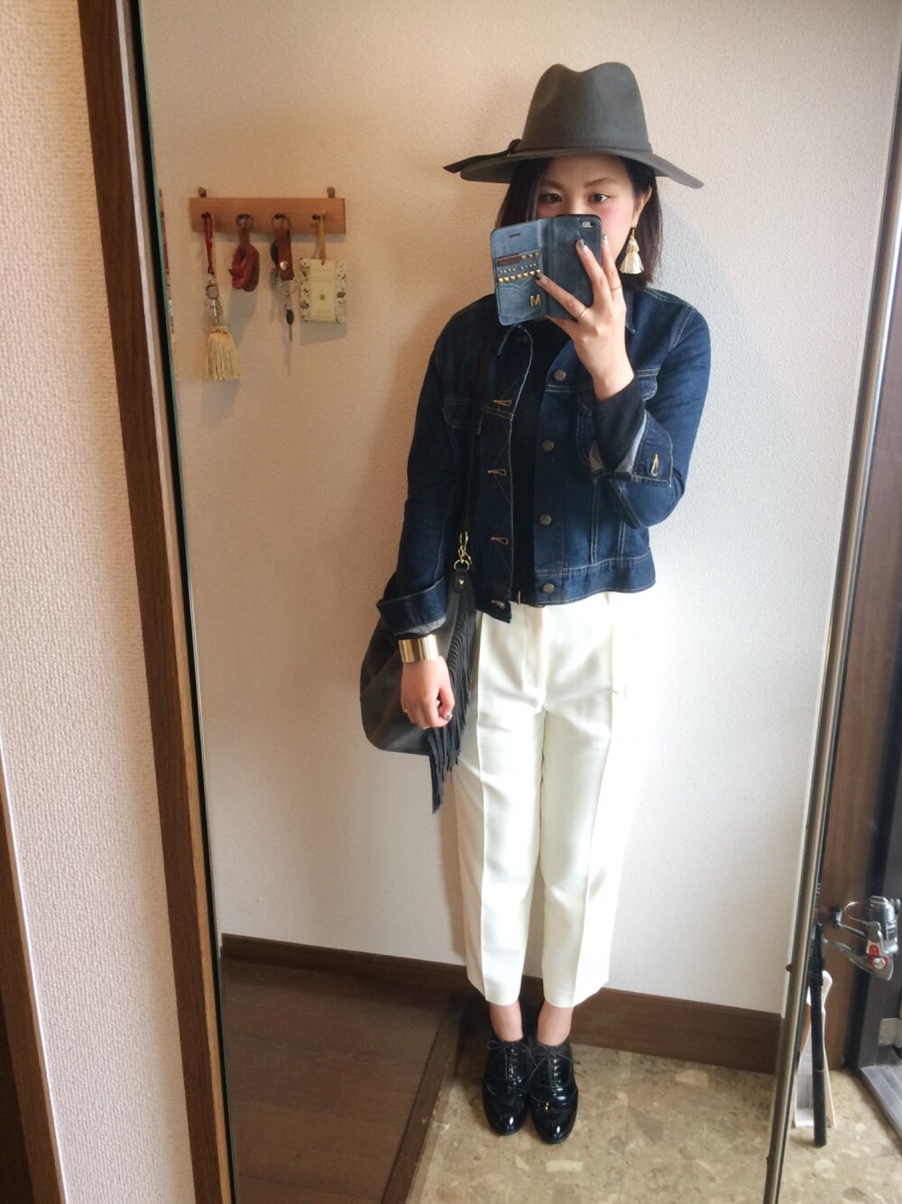 ブラック系のドレスシューズ、ホワイト系のその他パンツ、ブルー系のデニムジャケットを着用したレディースの秋コーディネートの1枚目の写真