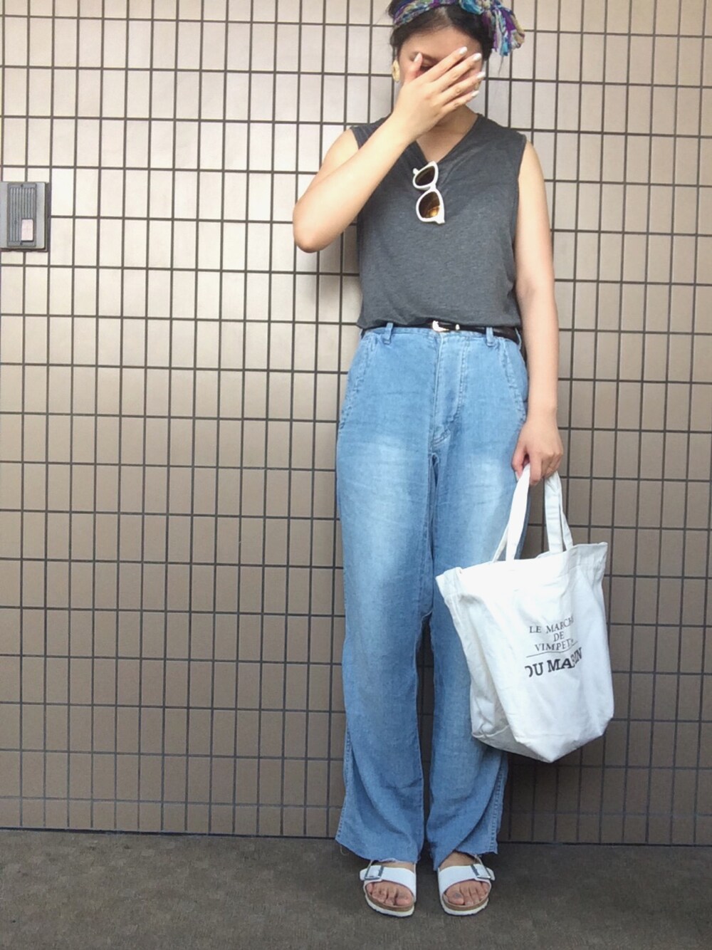 ホワイト系のサンダル、ホワイト系のトートバッグを着用したレディースの夏コーディネートの1枚目の写真