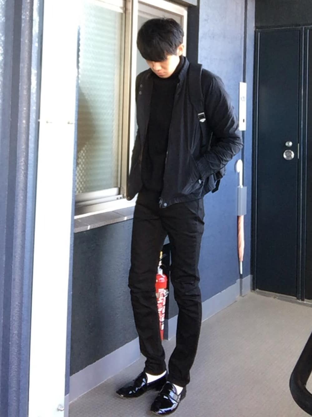 「nonnative、ANDERSEN-ANDERSEN、KELTY、repetto、オールブラック、黒、白ソックス、黒エナメル、スキニーパンツ」｜「nonnativeのRIDER BLOUSON P/N TWILL（ブルゾン、ブラック系）」を使った、蚊取り豚。さん（メンズ・184cm）の冬コーディネートの1枚目の写真