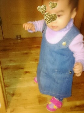 「BeBe（ベベ）のBeBe/ヒートアップテレコスピーチ起毛ハイネックリボン付きリブフリル風長袖Tシャツ（Tシャツ/カットソー、パープル系）」を使った、onikuさん（キッズ・130cm）の春コーディネート