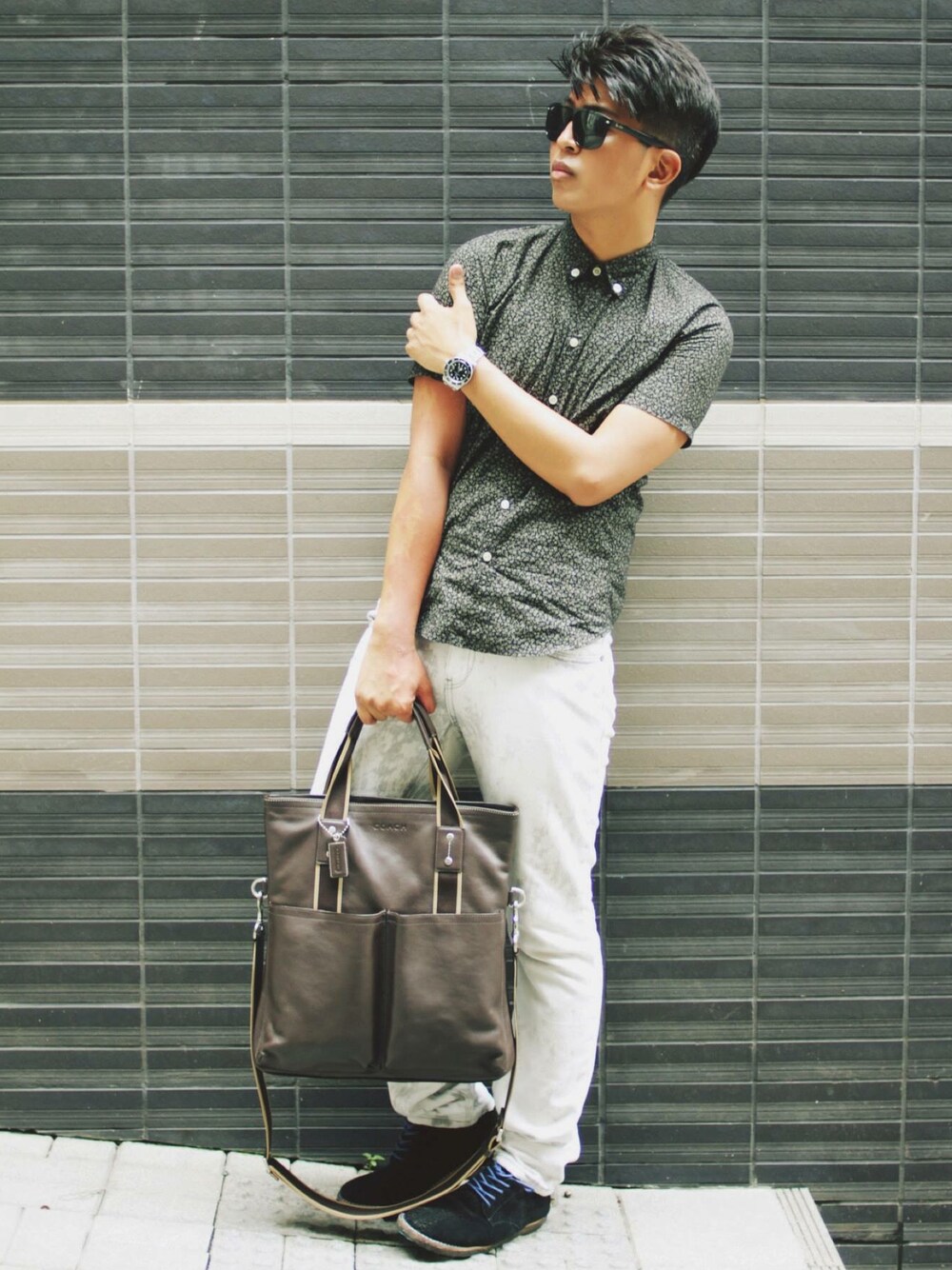 「ootd、ootdhk、ZaloraxWear、Zalora、ZALORAxWEARstylesquad、zaloramy、zalora×wear、zalorahk、WEARBOOKエントリー、thebigmac18」｜「COACHのアイテム（トートバッグ、ブラウン系）」を使った、Marky Regaladoさん（メンズ・175cm）の春コーディネートの1枚目の写真