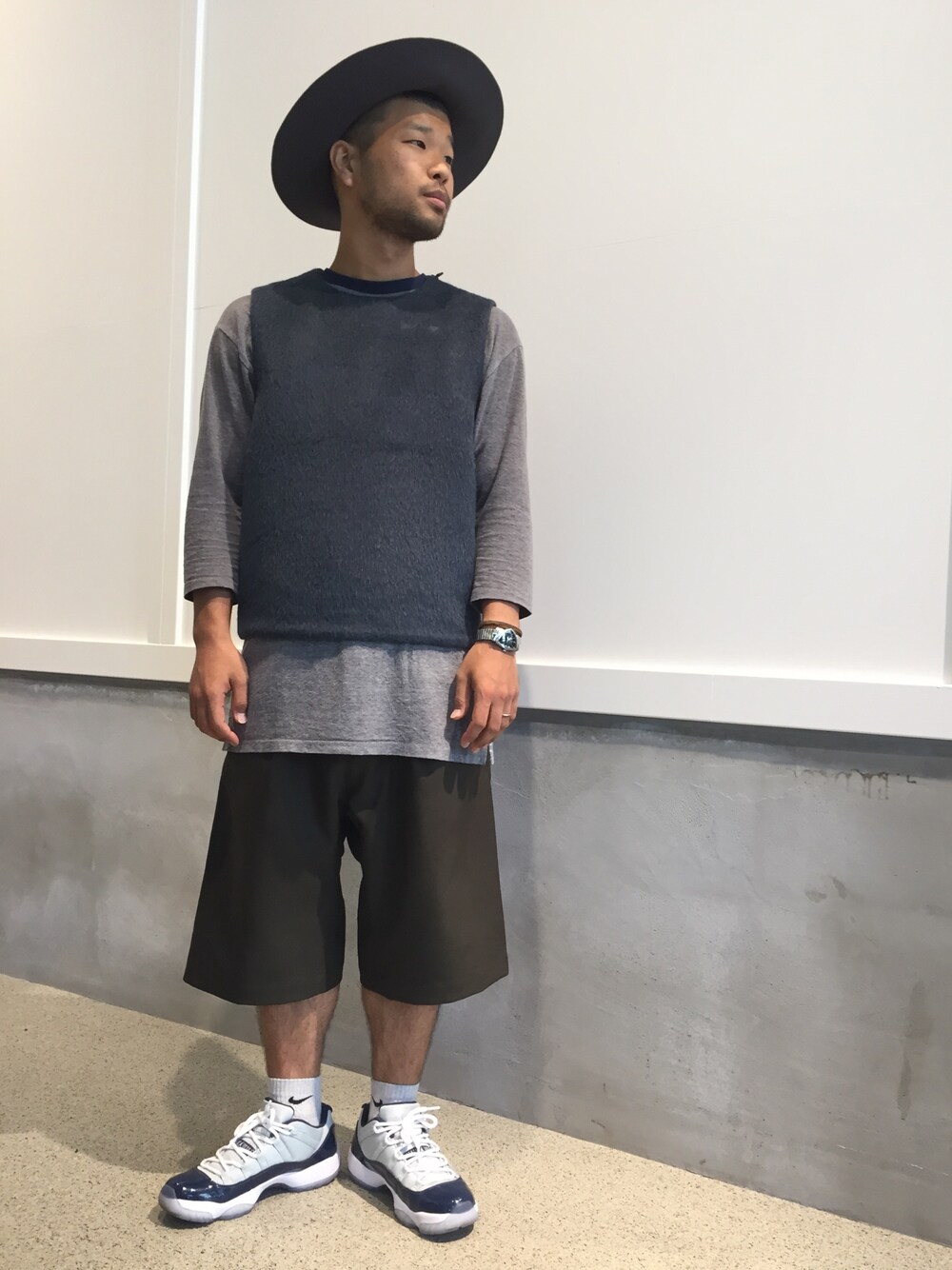 ブルー系のベスト、グレー系のTシャツ/カットソー、グリーン系のその他パンツを着用したメンズの秋コーディネートの1枚目の写真