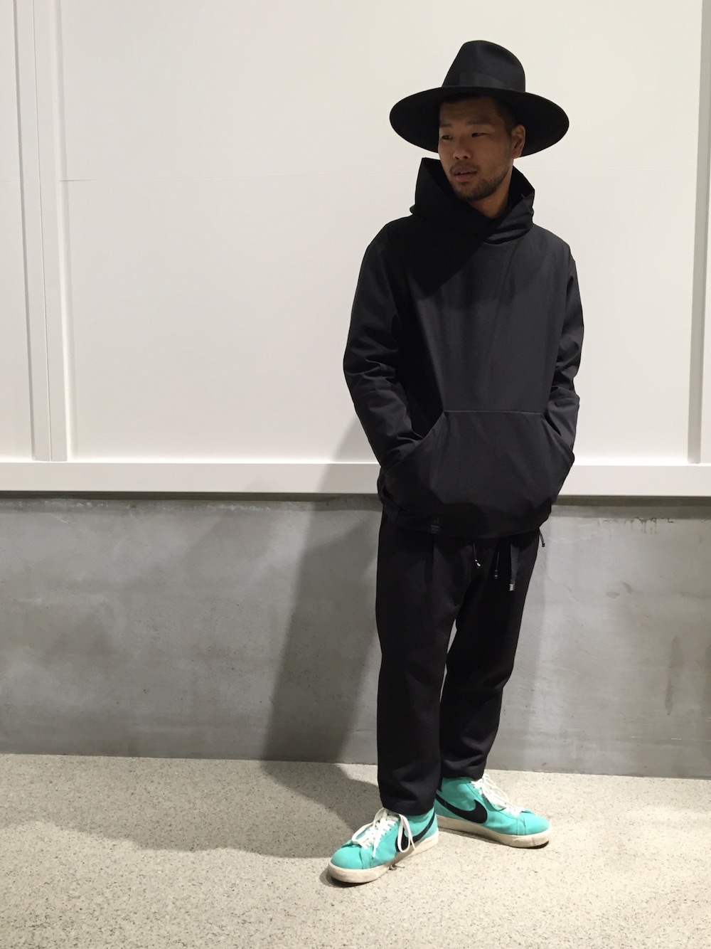ブラック系のトップス、ブラック系のその他パンツ、グリーン系のスニーカーを着用したメンズの秋コーディネートの1枚目の写真