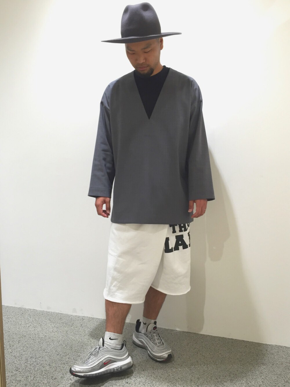 ブラック系のTシャツ/カットソー、グレー系のトップス、ホワイト系のその他パンツを着用したメンズの春コーディネートの1枚目の写真