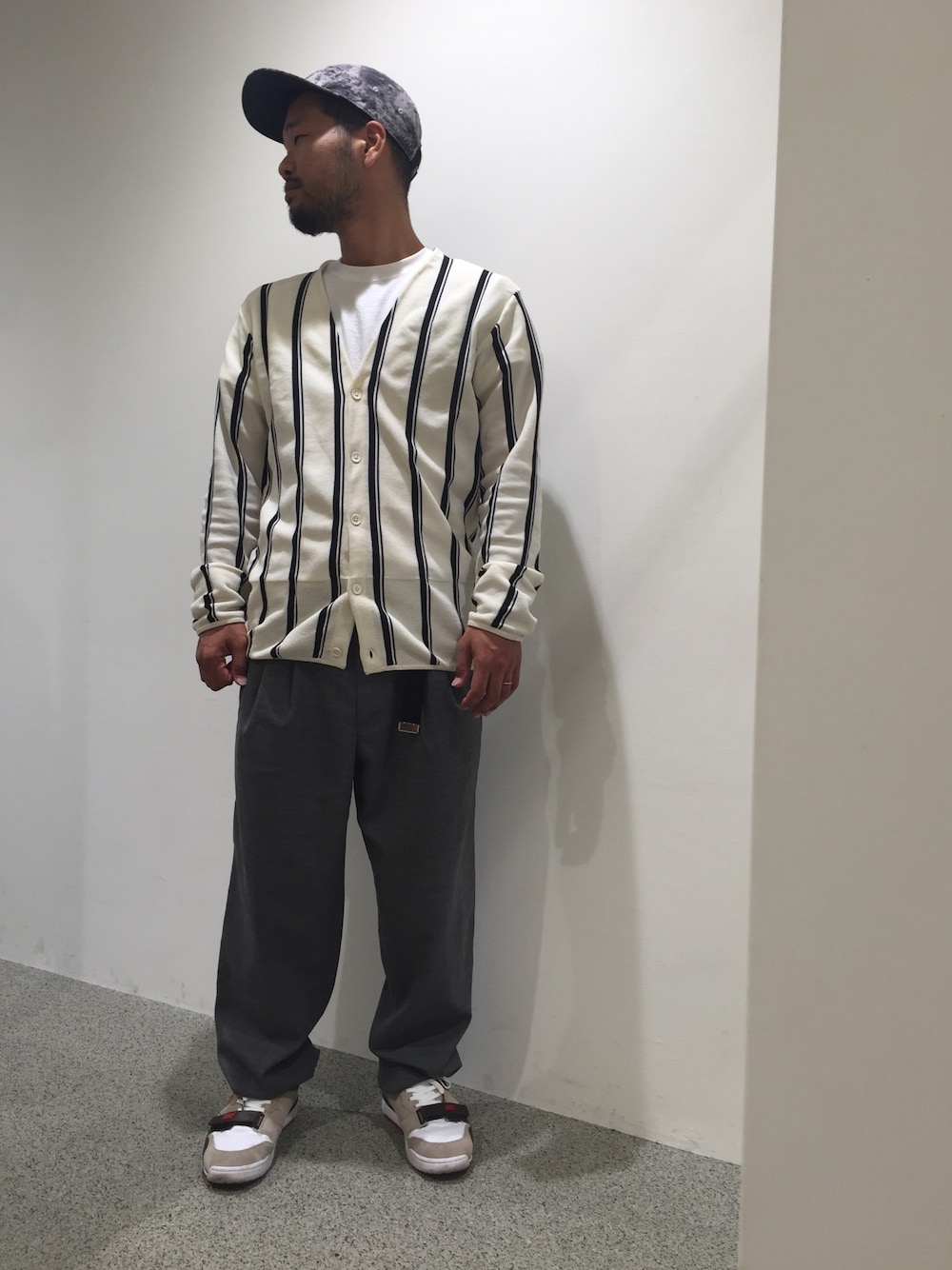 ベージュ系のカーディガン/ボレロ、ホワイト系のTシャツ/カットソー、グレー系のスラックスを着用したメンズの夏コーディネートの1枚目の写真