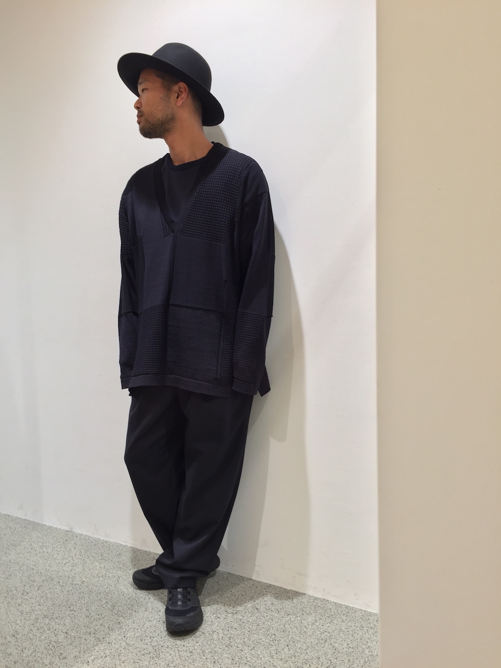 ブルー系のニット/セーター、ブルー系のその他パンツ、ブラック系のスニーカーを着用したメンズの夏コーディネートの1枚目の写真