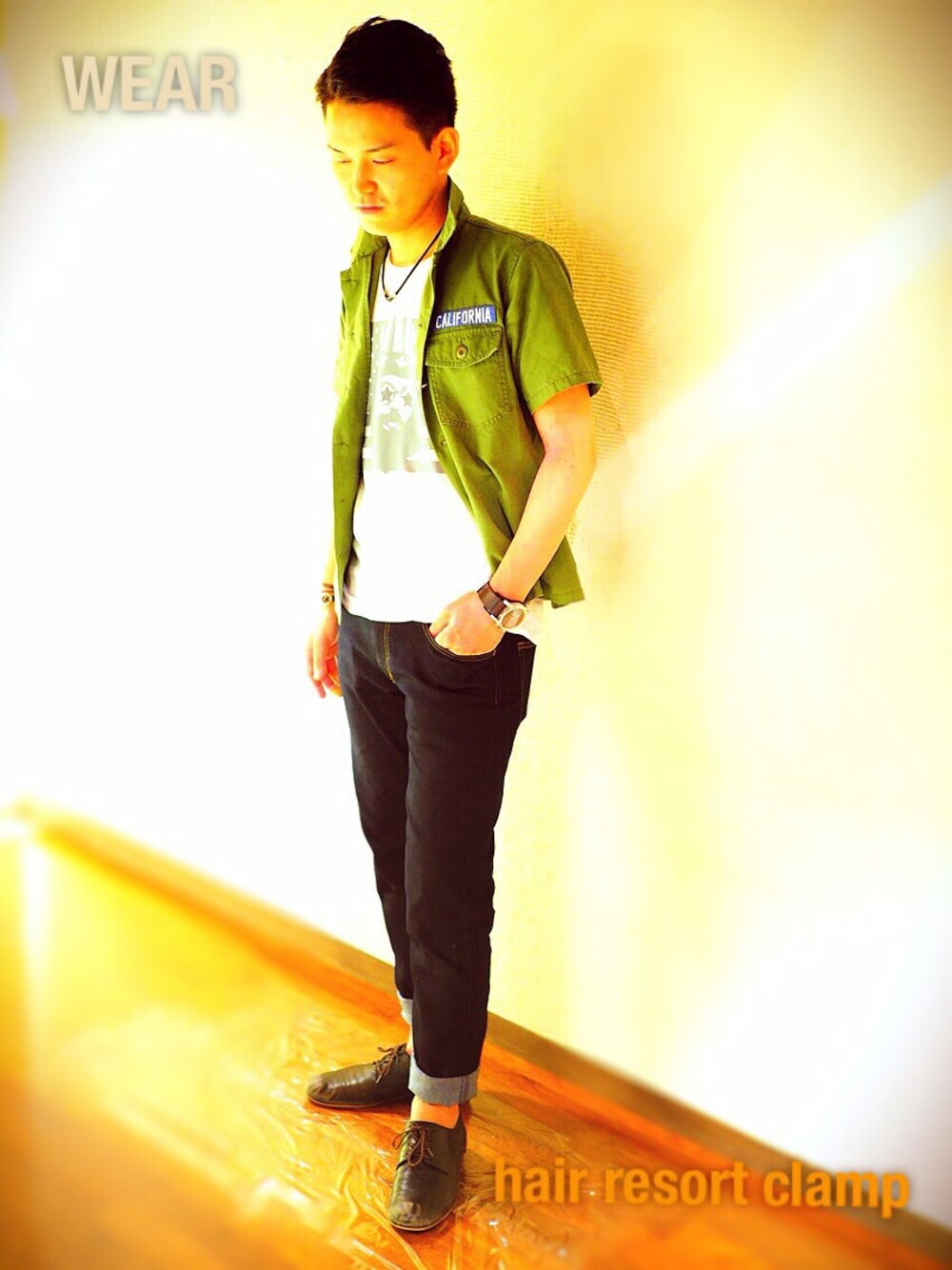 グリーン系のシャツ/ブラウス、ホワイト系のTシャツ/カットソー、ブラック系のその他シューズを着用したメンズの夏コーディネートの1枚目の写真