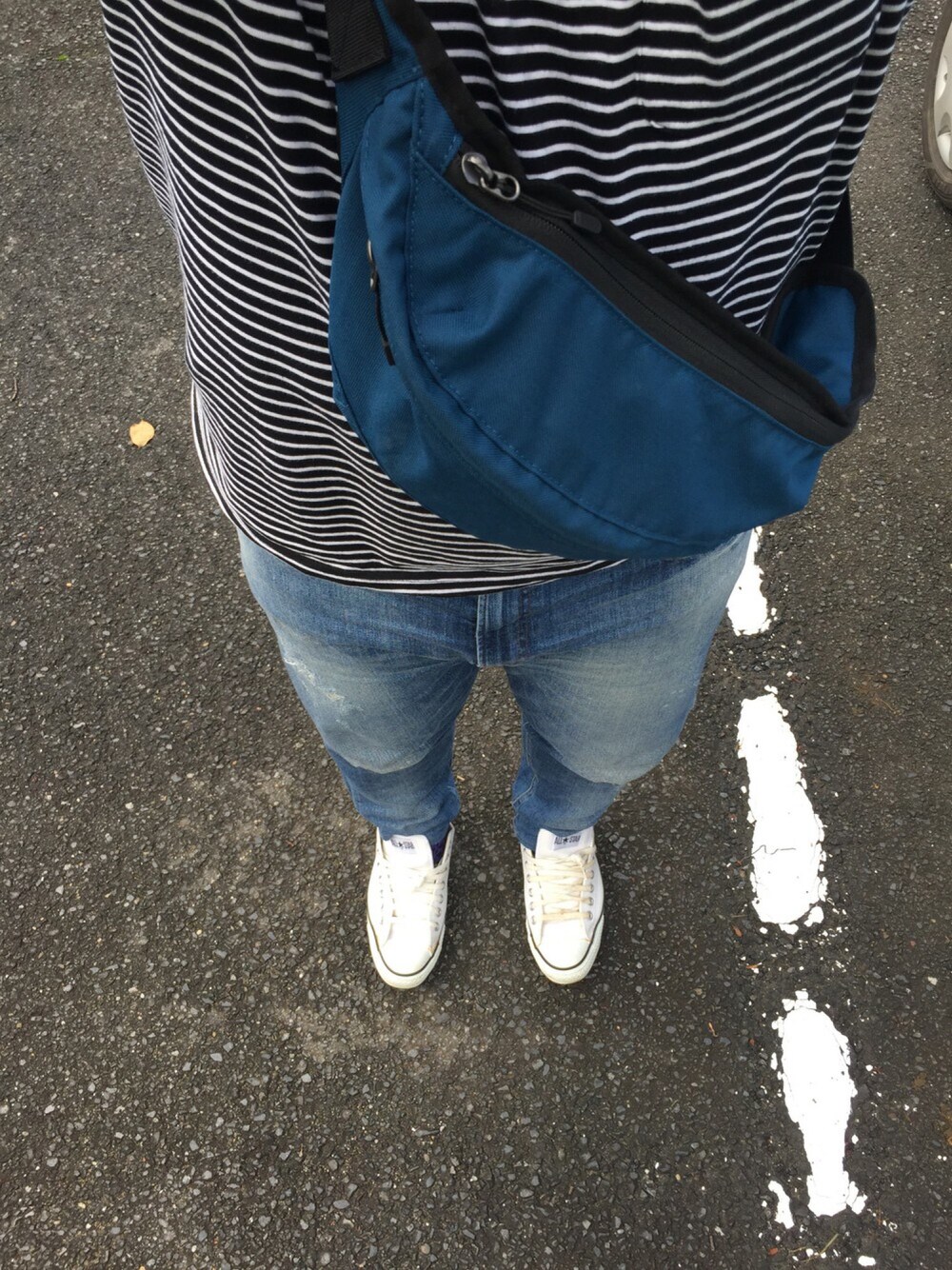 ブルー系のデニムパンツ、ホワイト系のスニーカー、ホワイト系のTシャツ/カットソーを着用したメンズの秋コーディネートの1枚目の写真