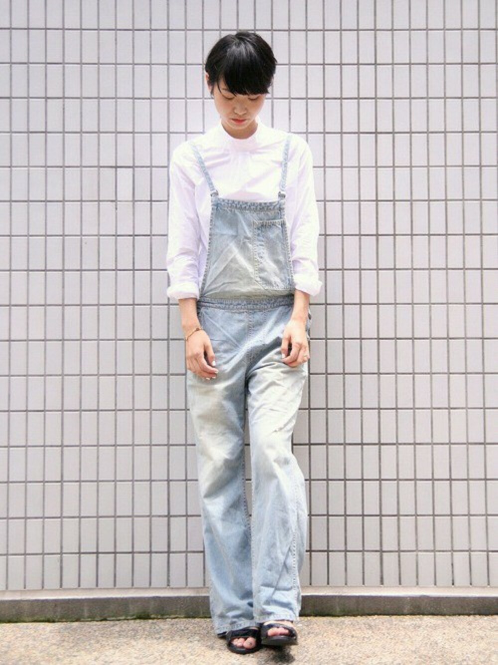 「サロペット、サンダル、白ブラウス、スタンドブラウス」｜「FIL DE FERのムラ糸ダメージデニム サロペットパンツ（サロペット/オーバーオール、ブルー系）」を使った、watanabe.さん（レディース・163cm）の夏コーディネートの1枚目の写真