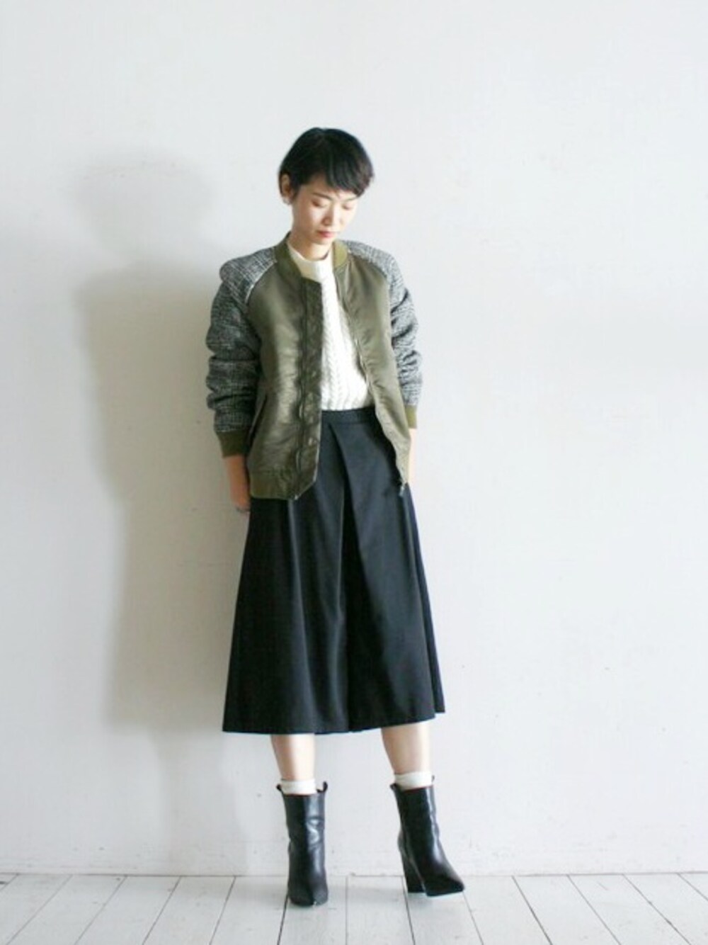 「MA-1、ケーブルニット、ホワイトニット、ブーツ×靴下、半端丈パンツ」｜「FIL DE FERのﾅｲﾛﾝ×ｸﾞﾚﾝﾁｪｯｸ ﾗｸﾞﾗﾝﾌﾞﾙｿﾞﾝ（ナイロンジャケット、グリーン系）」を使った、watanabe.さん（レディース・163cm）の秋コーディネートの1枚目の写真