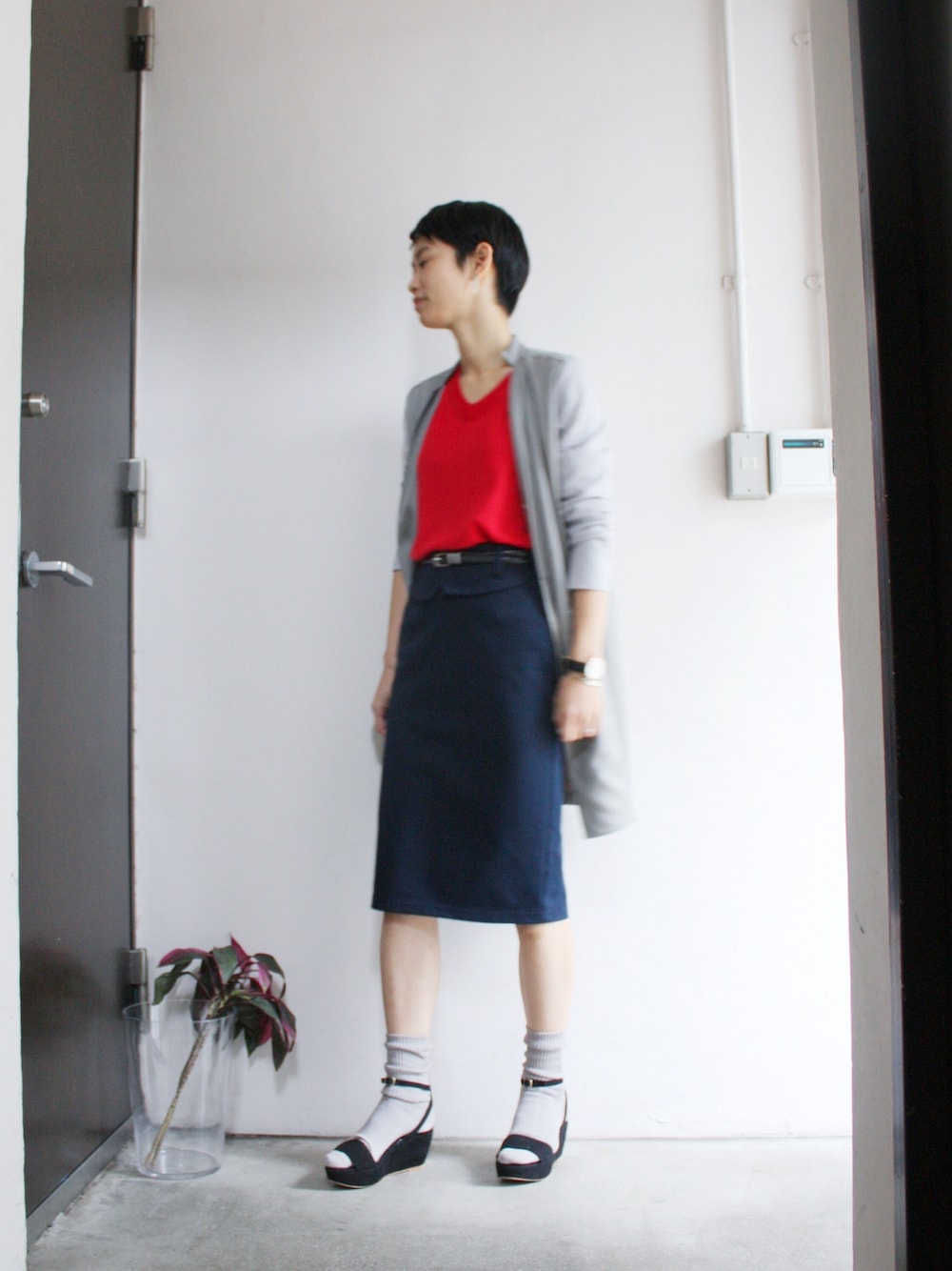 「春アウター、赤いニット、タイトスカート、ルーズソックス、靴下×サンダル」｜「FIL DE FERのテンセル×カット ロングコート（その他アウター、グレー系）」を使った、watanabe.さん（レディース・163cm）の春コーディネートの1枚目の写真