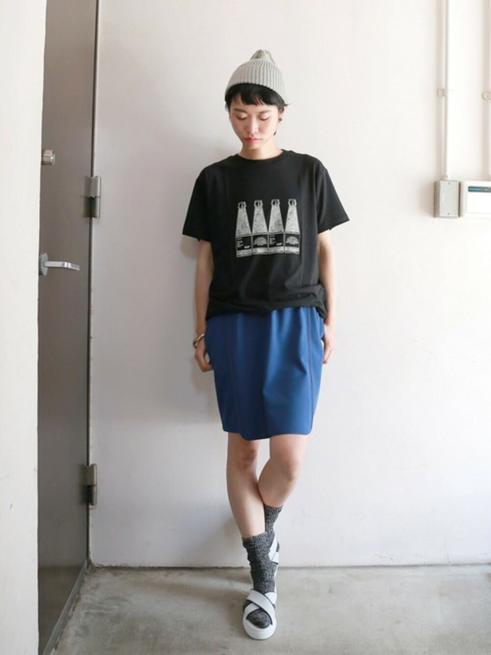 「ワンピース、ニット帽、Tシャツ、靴下 × サンダル」｜「FIL DE FERのボトルプリント ビッグＴｅｅ（Tシャツ/カットソー、ブラック系）」を使った、watanabe.さん（レディース・163cm）の夏コーディネートの1枚目の写真