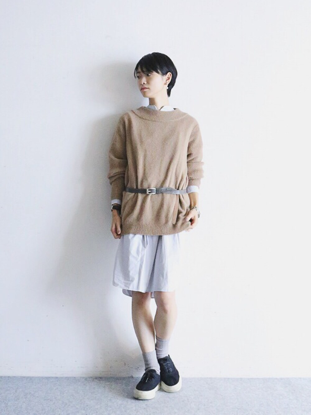 「シャツスタイル、シャツワンピ、キャメル、ニット、ウエストマーク、スニーカー、ラフ、大人カジュアル、秋服」｜「FIL DE FERのキャメル ボリュームスリーブプルオーバー（ニット/セーター、イエロー系）」を使った、watanabe.さん（レディース・163cm）の秋コーディネートの1枚目の写真