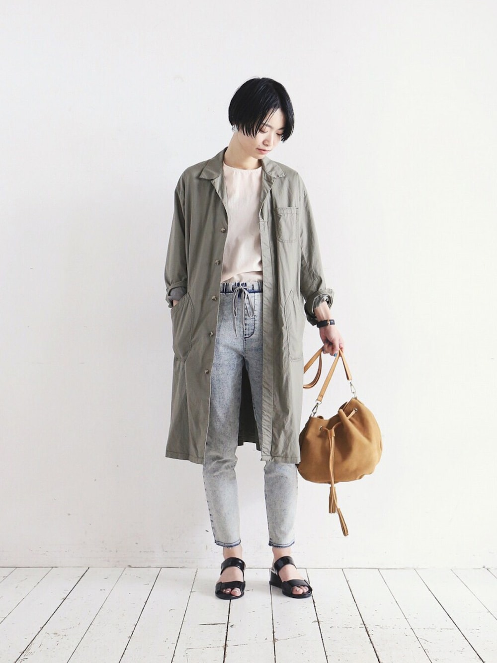 「春、カジュアル、シンプルコーデ、デニムパンツ、スウェットパンツ、ショップコート、カーキ、スプリングコート、巾着バッグ、スウェード」｜「FIL DE FERのインディゴ 裏毛 スリムパンツ（その他パンツ、ブルー系）」を使った、watanabe.さん（レディース・163cm）の春コーディネートの1枚目の写真