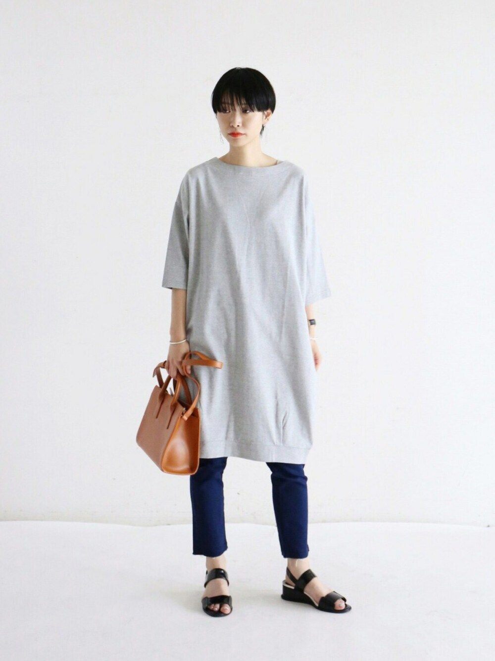 「オトナカジュアル、パンツスタイル、スキニーデニム、ワンピース、ショルダーバッグ、サンダル、ゆるコーデ、ootd」｜「FIL DE FERのオーバーダイ 裾タックOP（ワンピース、グレー系）」を使った、watanabe.さん（レディース・163cm）の夏コーディネートの1枚目の写真