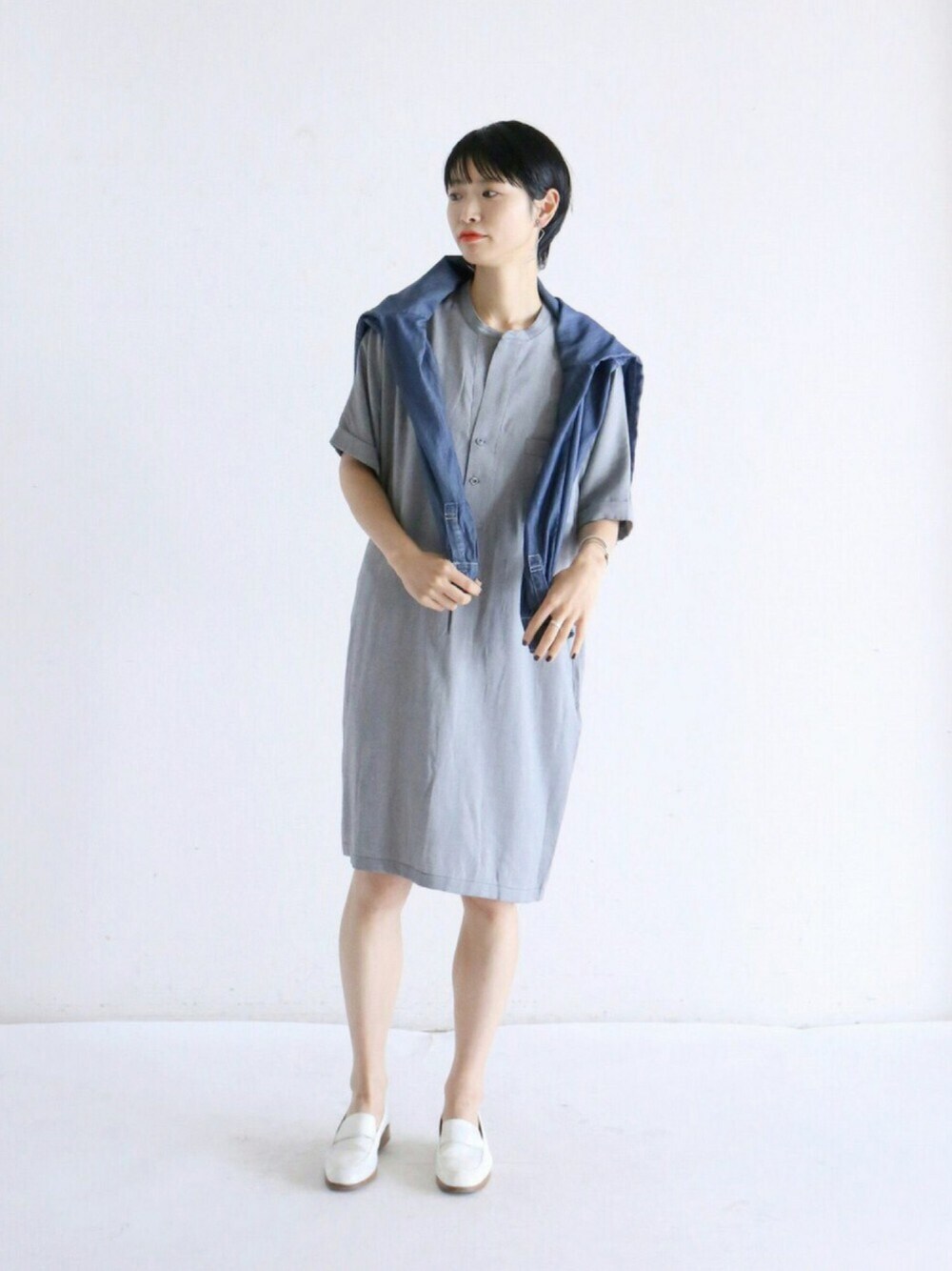 「休日スタイル、シンプルコーデ、オトナカジュアル、シャツスタイル、フラットシューズ、ゆるコーデ、ラフ、ootd」｜「FIL DE FERのテンセル綿デニム シャツジャケット（シャツ/ブラウス、ブルー系）」を使った、watanabe.さん（レディース・163cm）の夏コーディネートの1枚目の写真