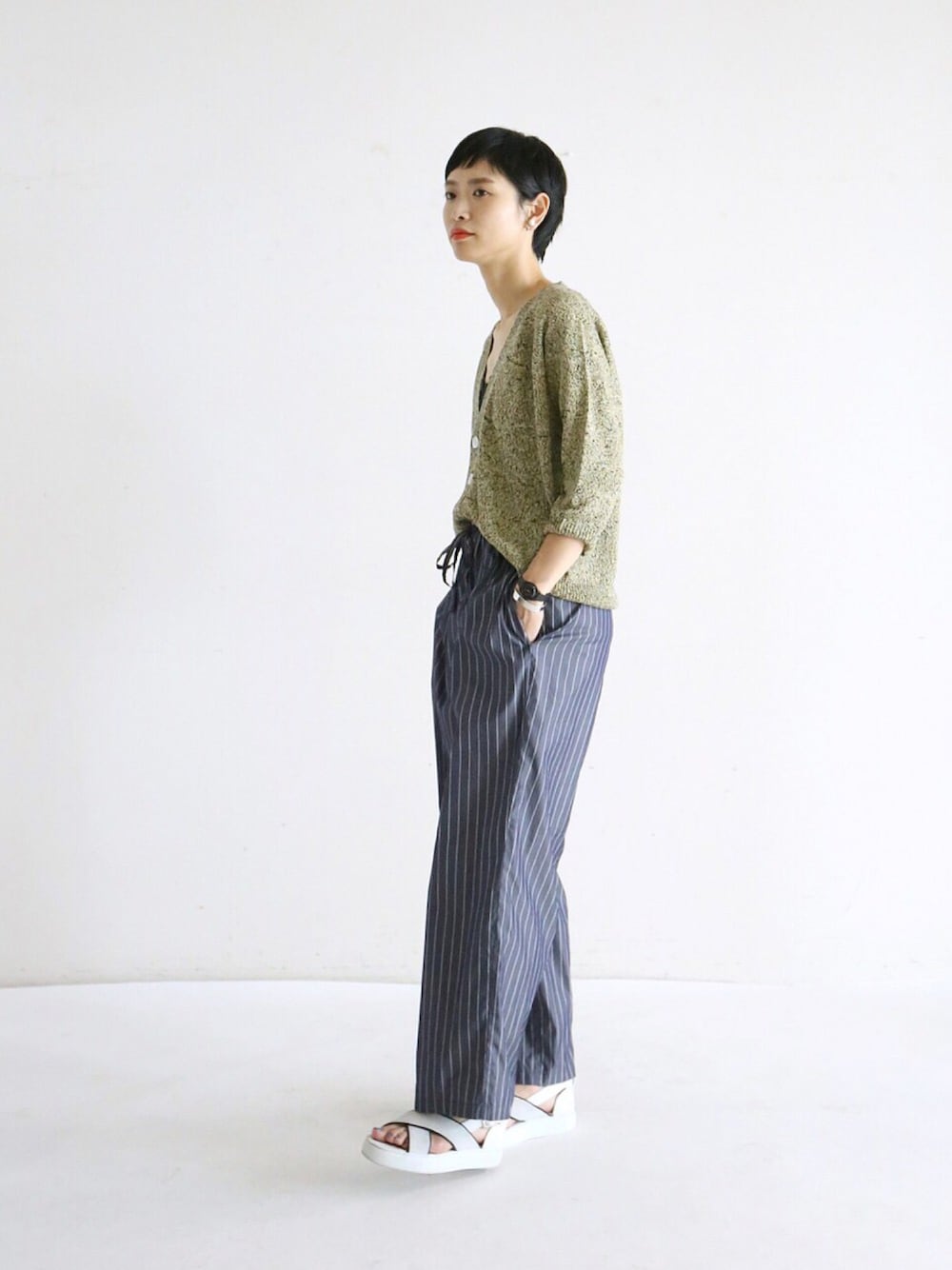 「夏コーデ、シンプルコーデ、カジュアル、ラクチンコーデ、ootd、パンツスタイル、スポーツミックス、スポーツサンダル、ストライプパンツ」｜「FIL DE FERのハイカウントストライプ　9分丈イージーパンツ（その他パンツ、ブルー系）」を使った、watanabe.さん（レディース・163cm）の夏コーディネートの1枚目の写真