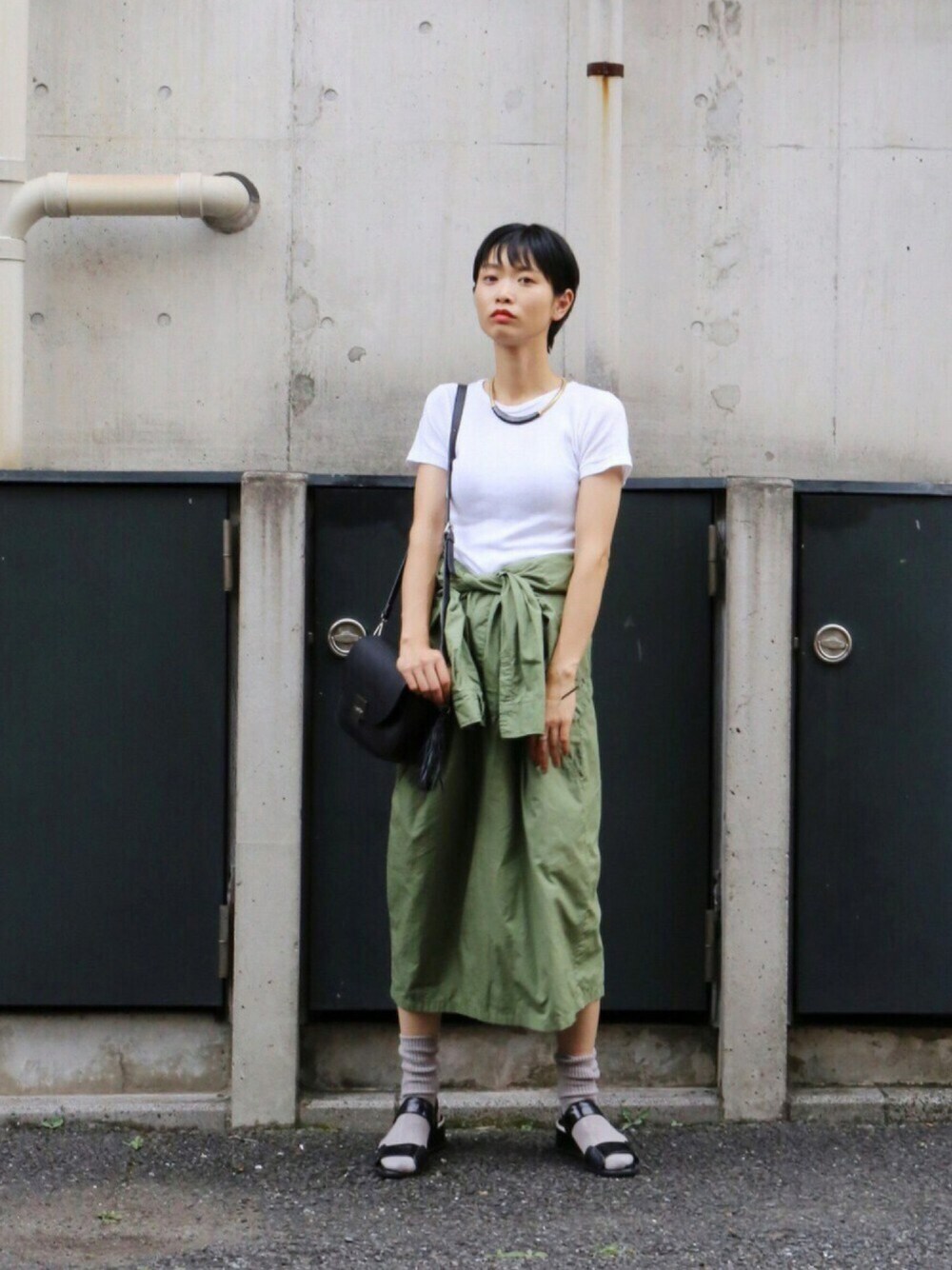 「ラクチンコーデ、シンプル、オトナカジュアル、夏、ラフ、スカート、シャツワンピ、miller、ootd、ショルダーバッグ」｜「rapiecageのラウンドショルダーバッグ（ショルダーバッグ、ブラック系）」を使った、watanabe.さん（レディース・163cm）の夏コーディネートの1枚目の写真