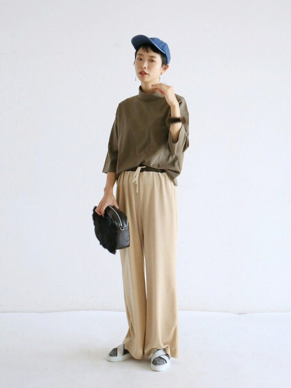 「秋コーデ、casual、ベロア、ベロアパンツ、秋カラー、ファー、タートルネック、カーキ、ootd、ゆるコーデ」｜「FIL DE FERのコンパクトベロア イージーフレアパンツ（その他パンツ、ベージュ系）」を使った、watanabe.さん（レディース・163cm）の秋コーディネートの1枚目の写真